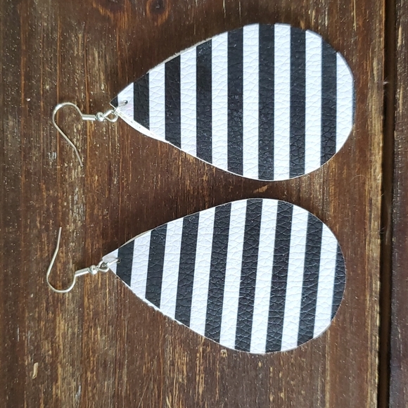5/$15 New! Large Layered Earrings - Picture 4 of 5